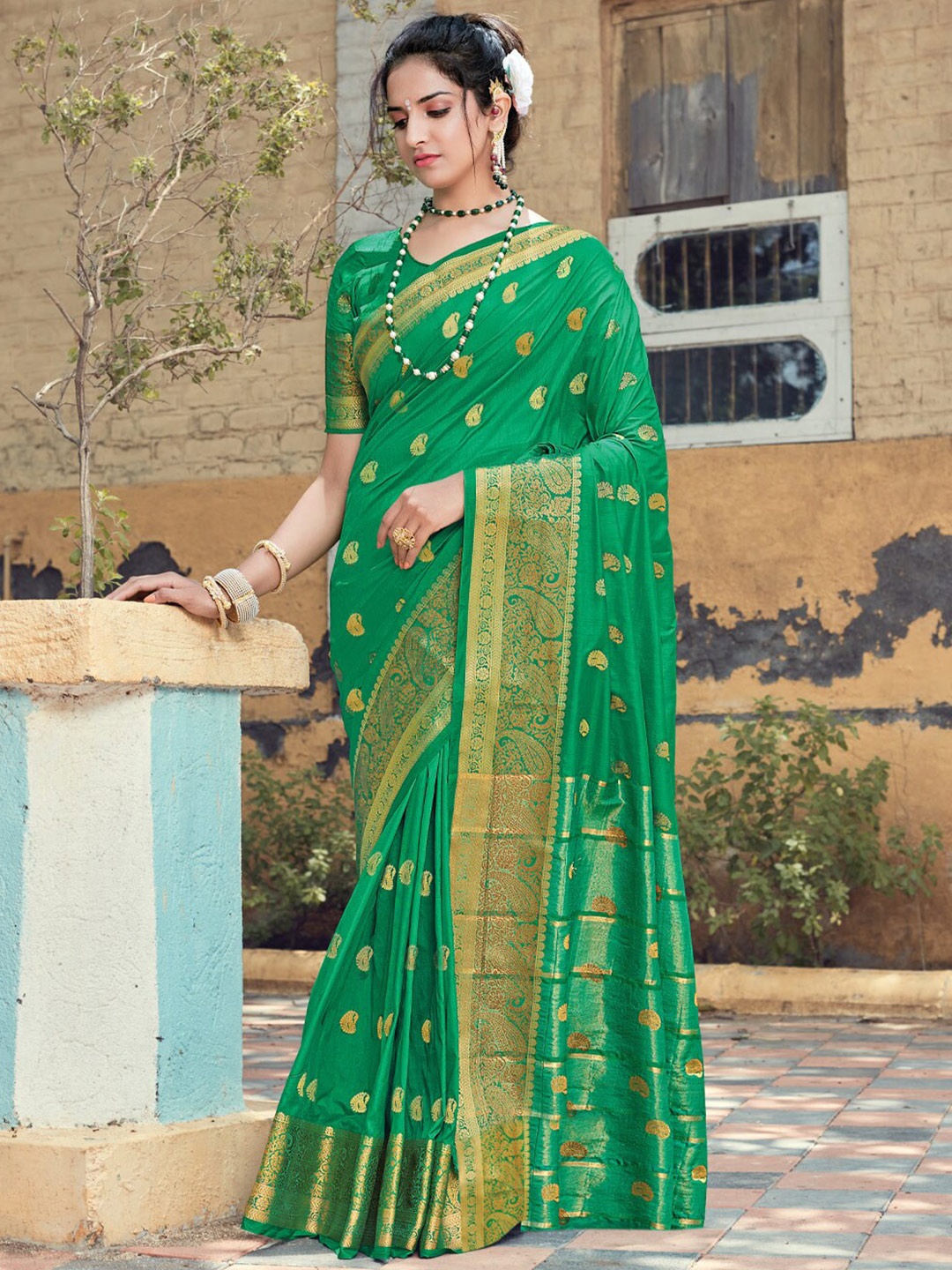 

SANGAM PRINTS Woven Design Zari Saree, Green