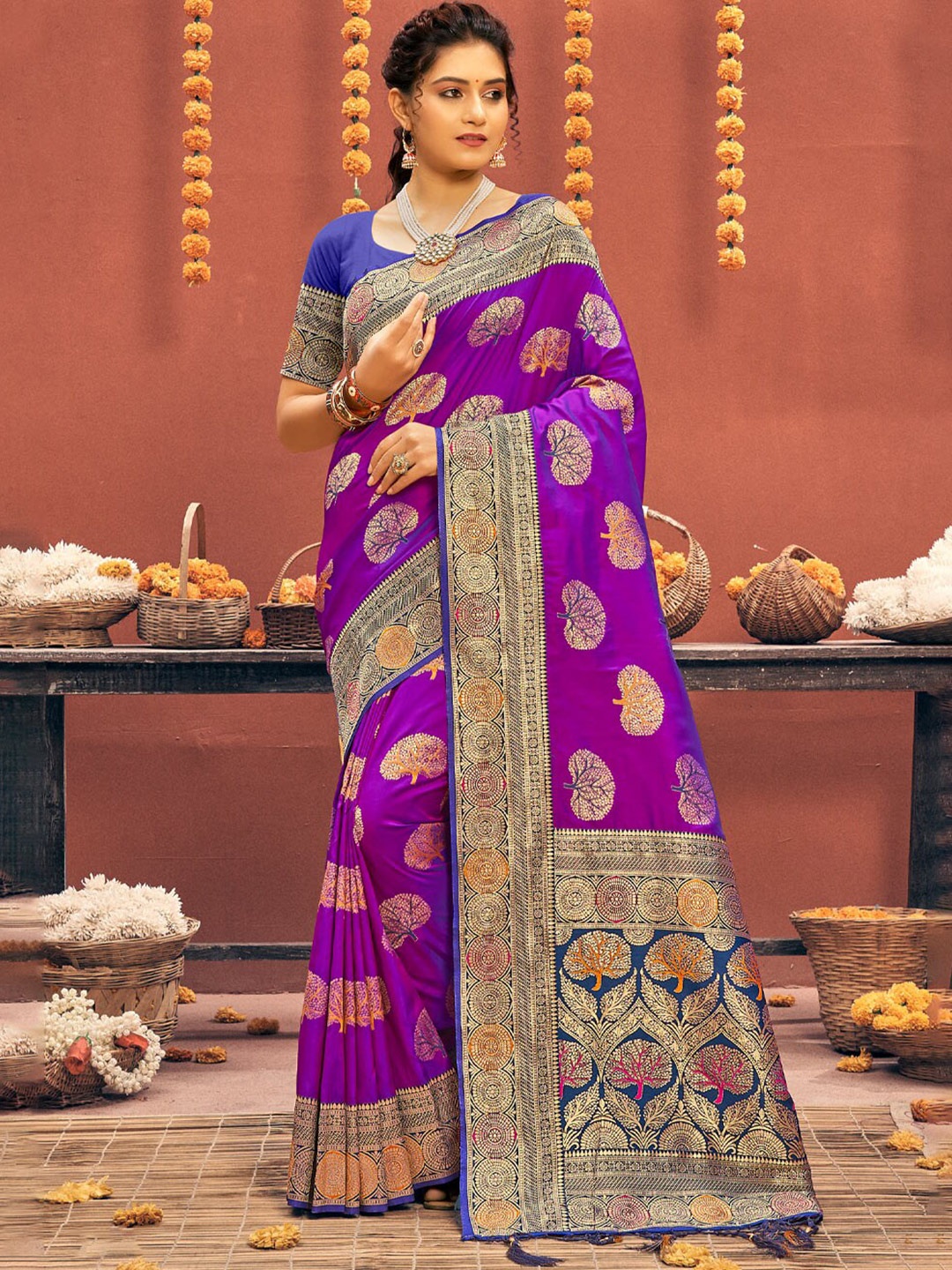 

SANGAM PRINTS Ethnic Motifs Zari Silk Blend Saree, Violet