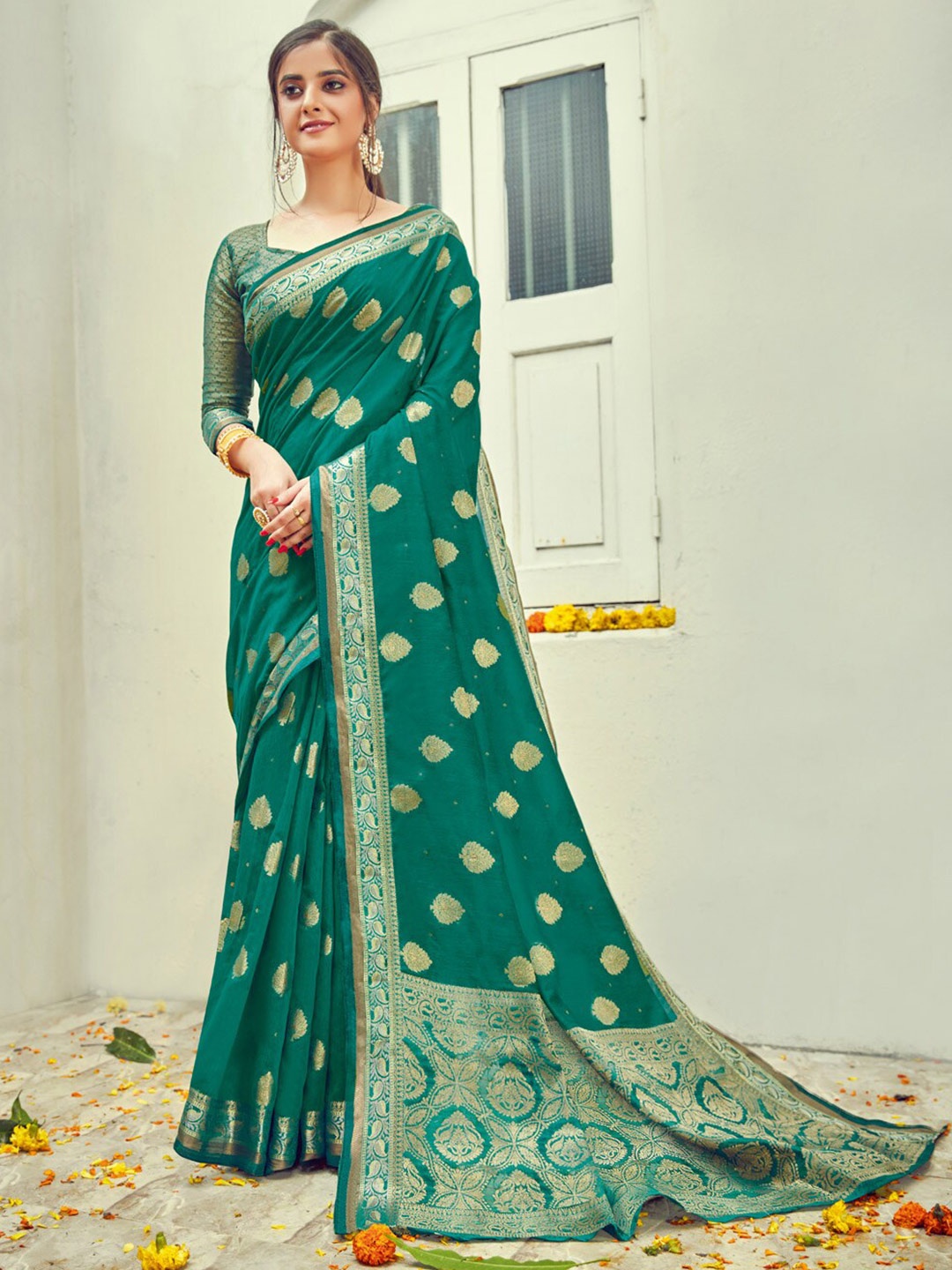

SANGAM PRINTS Woven Design Zari Saree, Green