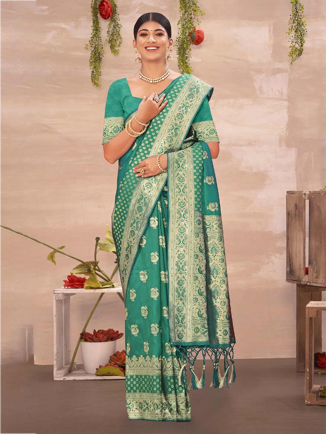 

SANGAM PRINTS Woven Design Zari Saree, Green