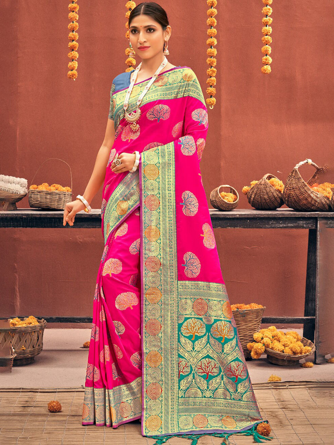 

SANGAM PRINTS Woven Design Zari Saree, Magenta
