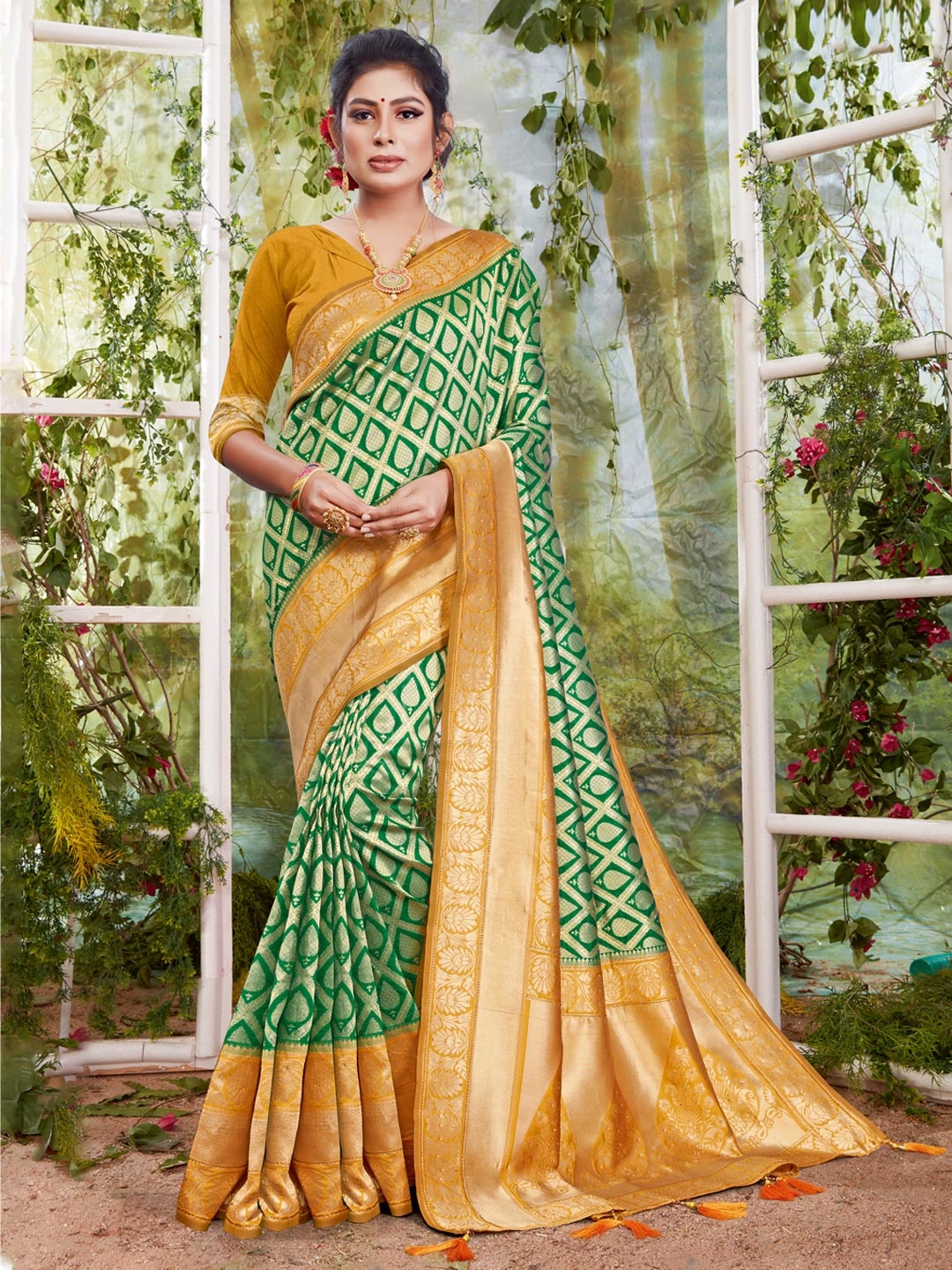 

SANGAM PRINTS Woven Design Saree, Green