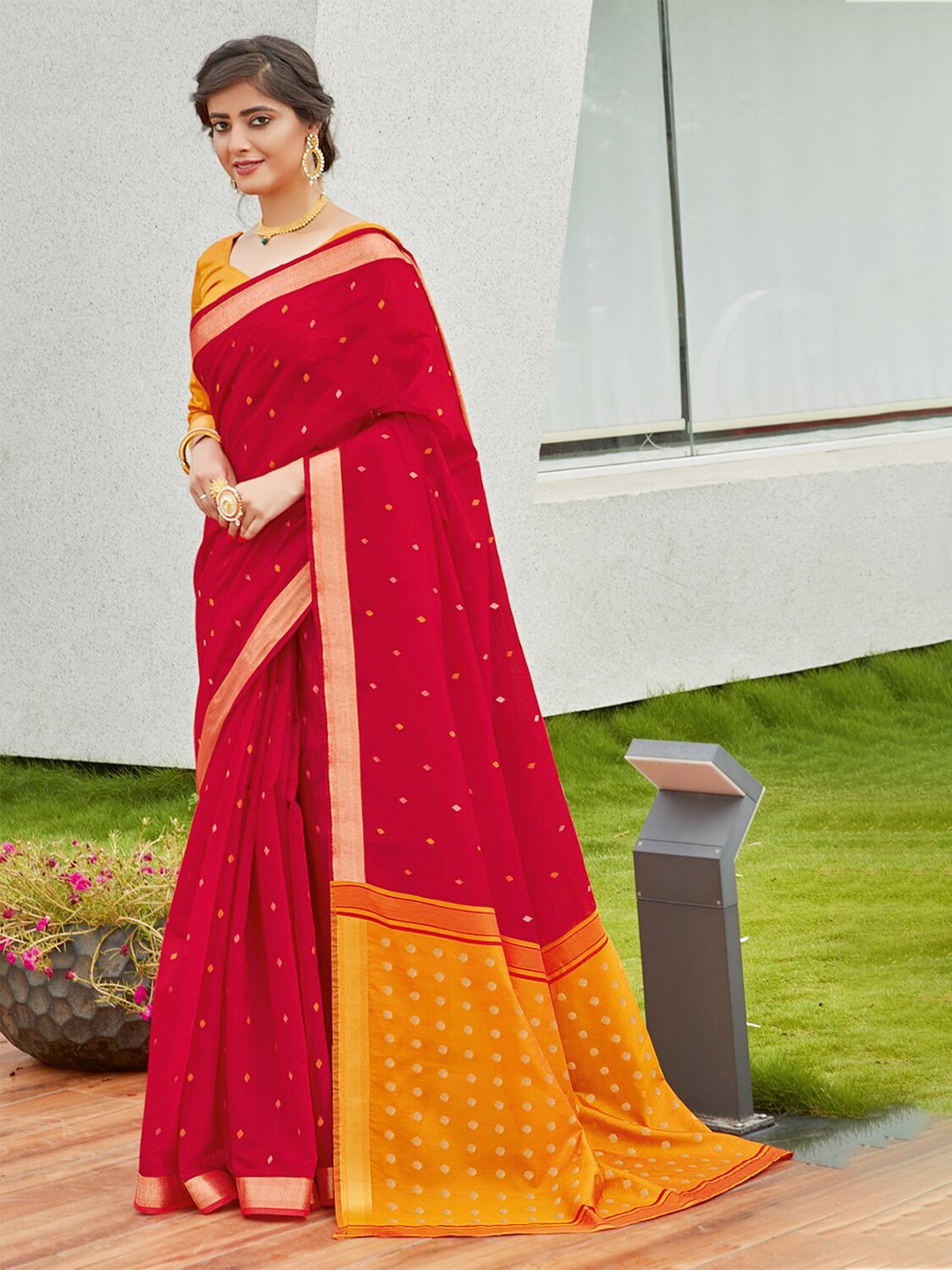 

SANGAM PRINTS Woven Design Zari Saree, Red