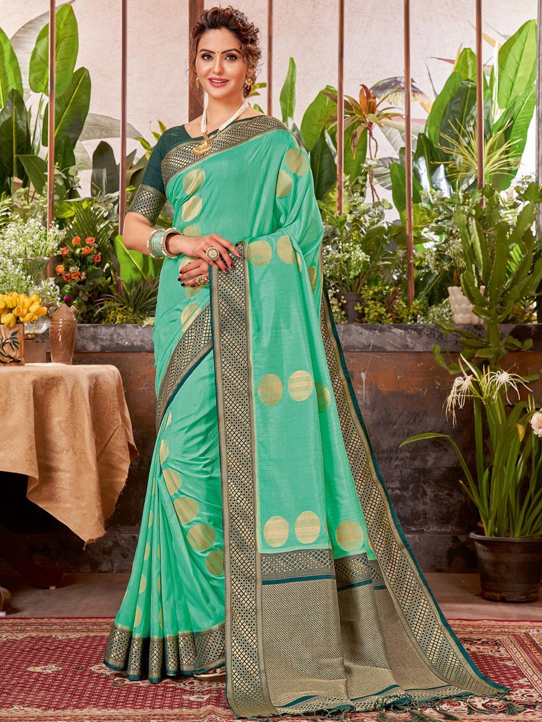 

SANGAM PRINTS Green & Gold-Toned Woven Design Zari Silk Blend Saree
