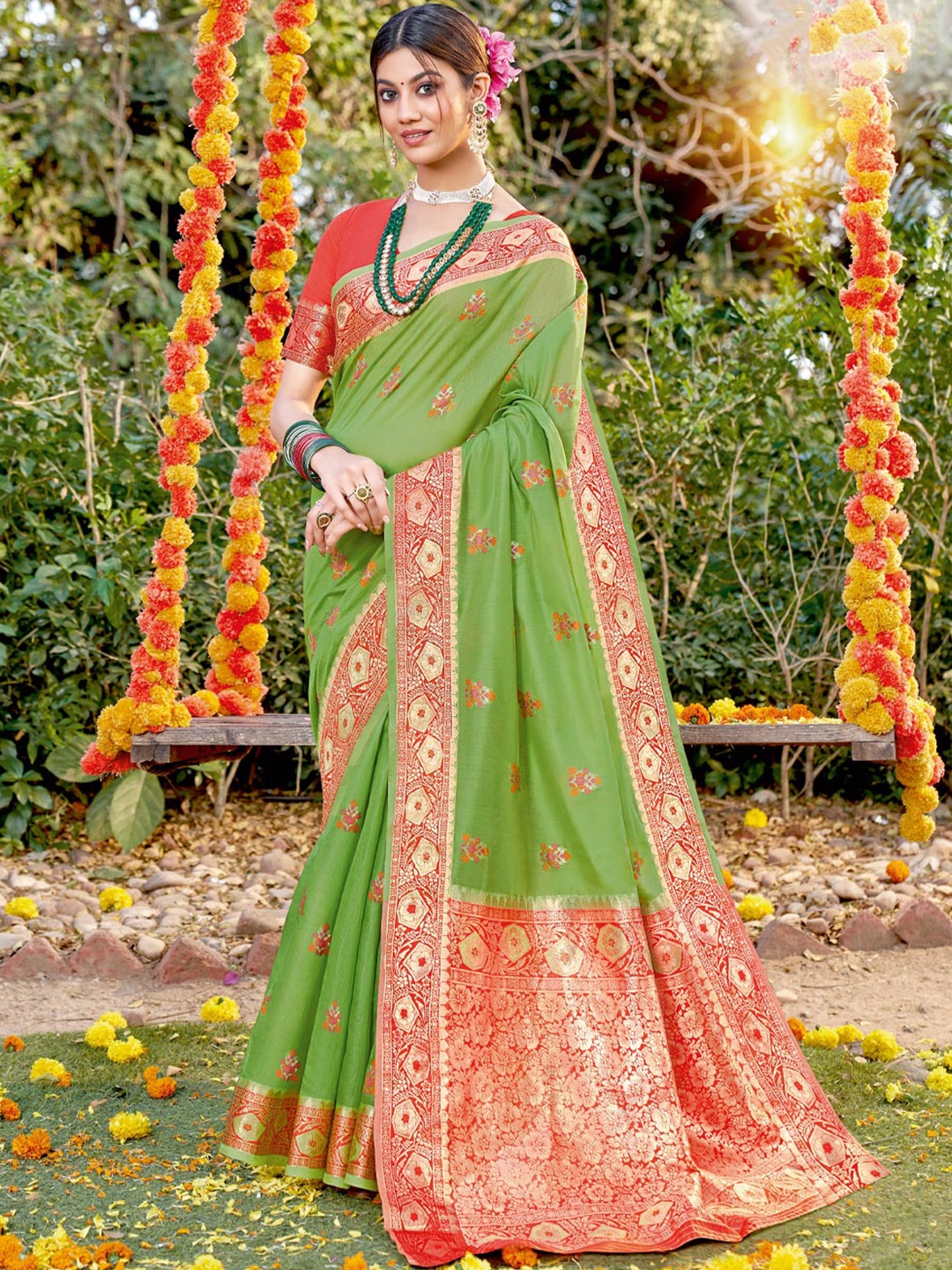 

SANGAM PRINTS Floral Zari Saree, Green