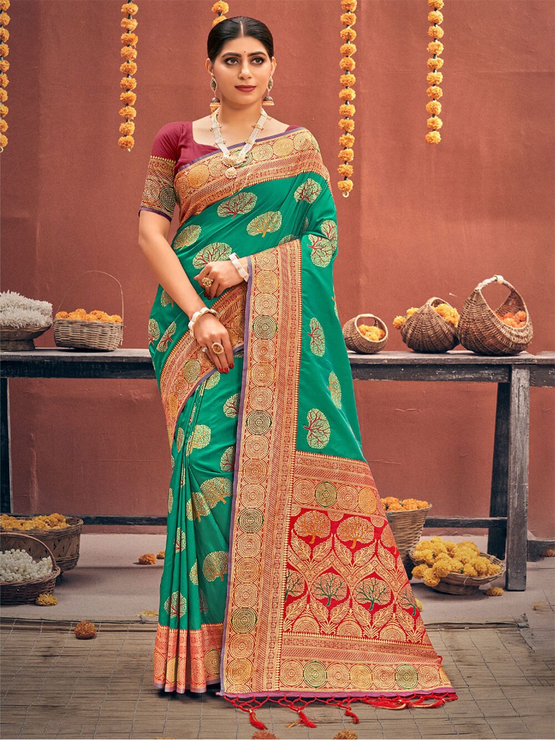

SANGAM PRINTS Woven Design Zari Saree, Green
