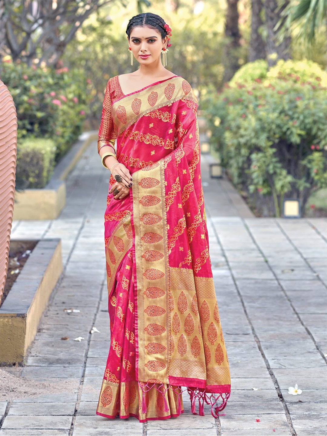 

SANGAM PRINTS Pink & Gold-Toned Woven Design Zari Organza Saree