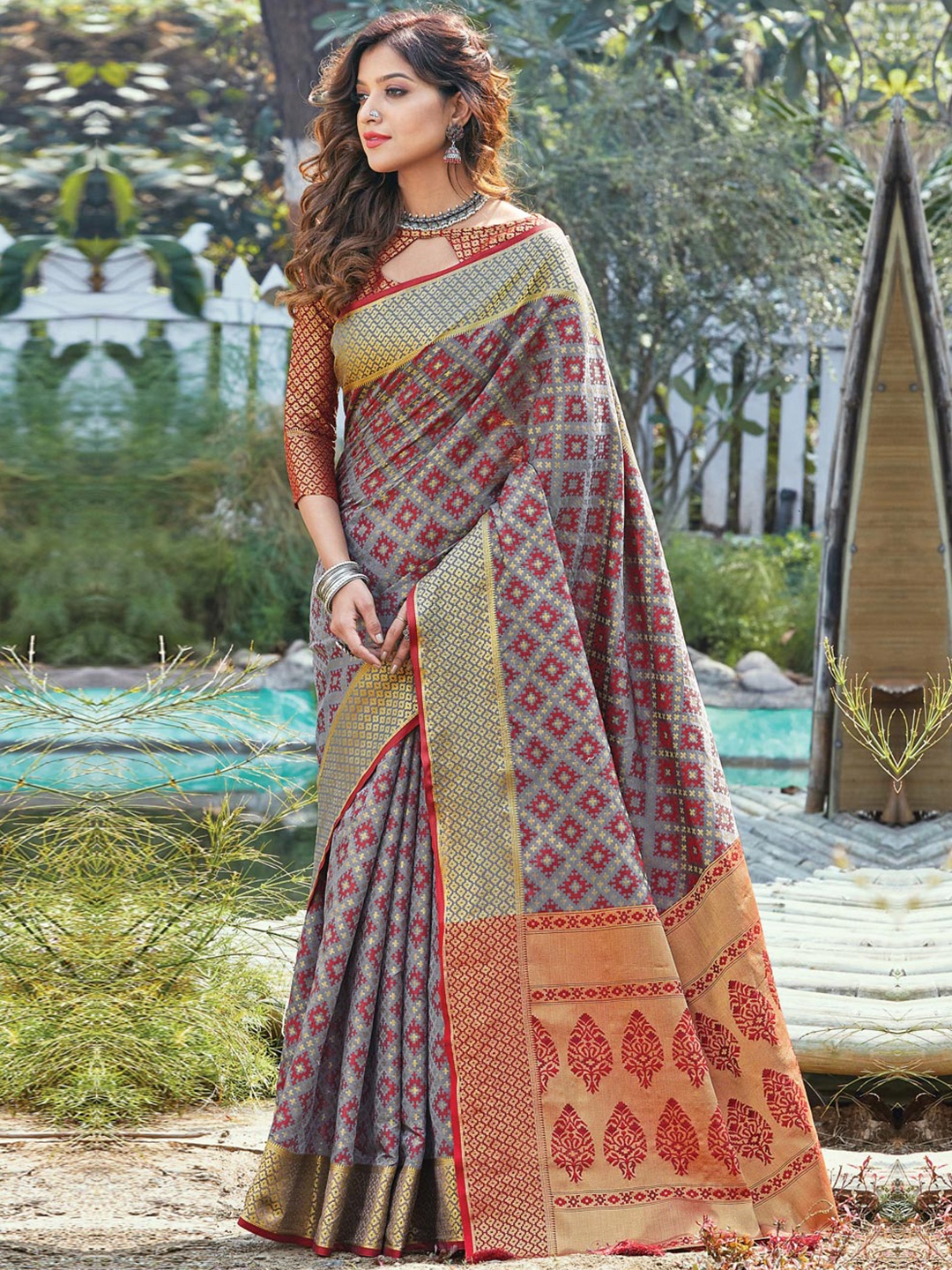 

SANGAM PRINTS Ethnic Motifs Zari Silk Blend Saree, Grey