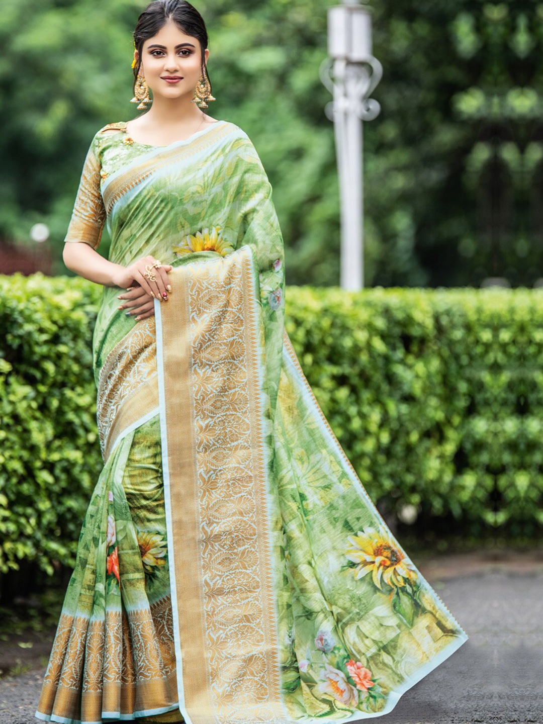 

SANGAM PRINTS Ethnic Motifs Zari Silk Blend Saree, Green