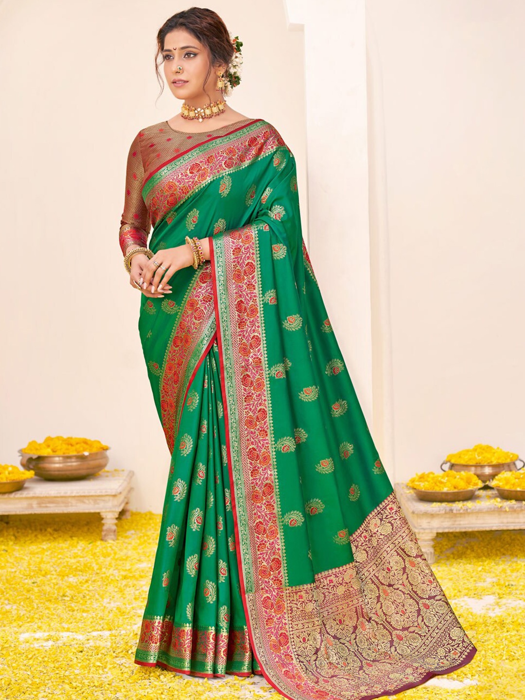 

SANGAM PRINTS Ethnic Motifs Zari Silk Blend Saree, Green