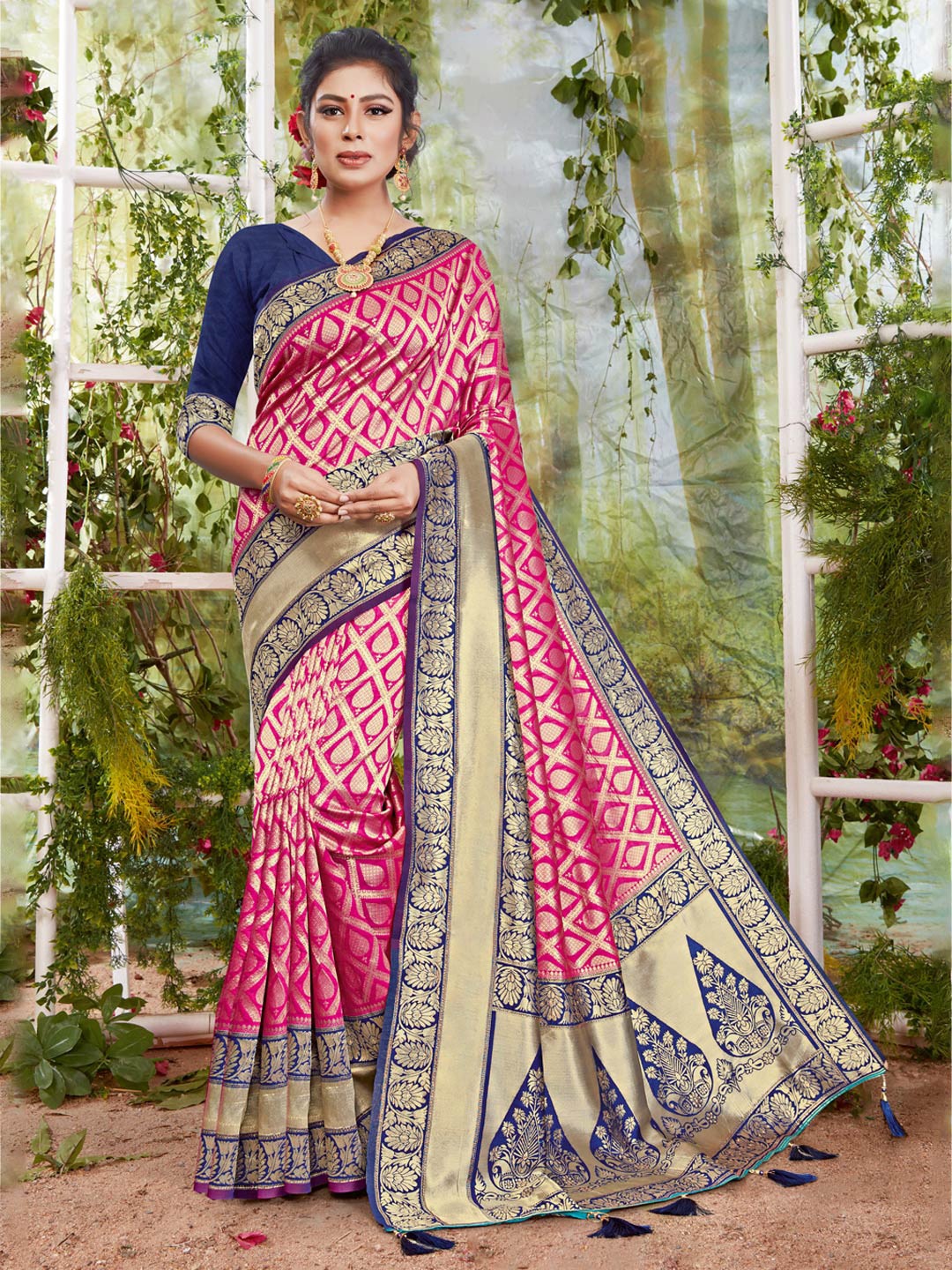 

SANGAM PRINTS Ethnic Motifs Zari Saree, Pink