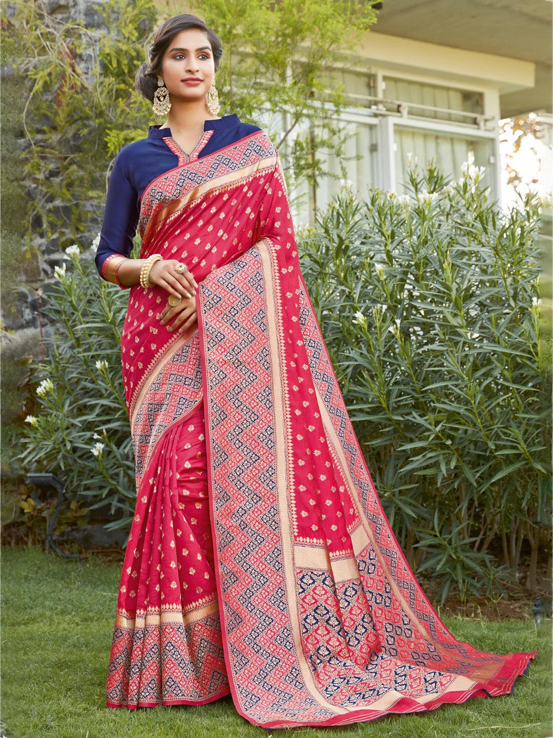 

SANGAM PRINTS Woven Design Zari Saree, Pink