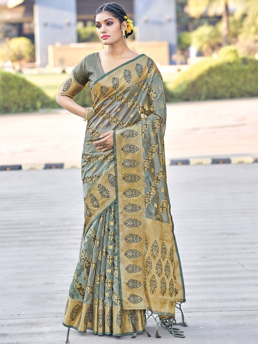 

SANGAM PRINTS Woven Design Zari Organza Saree, Grey