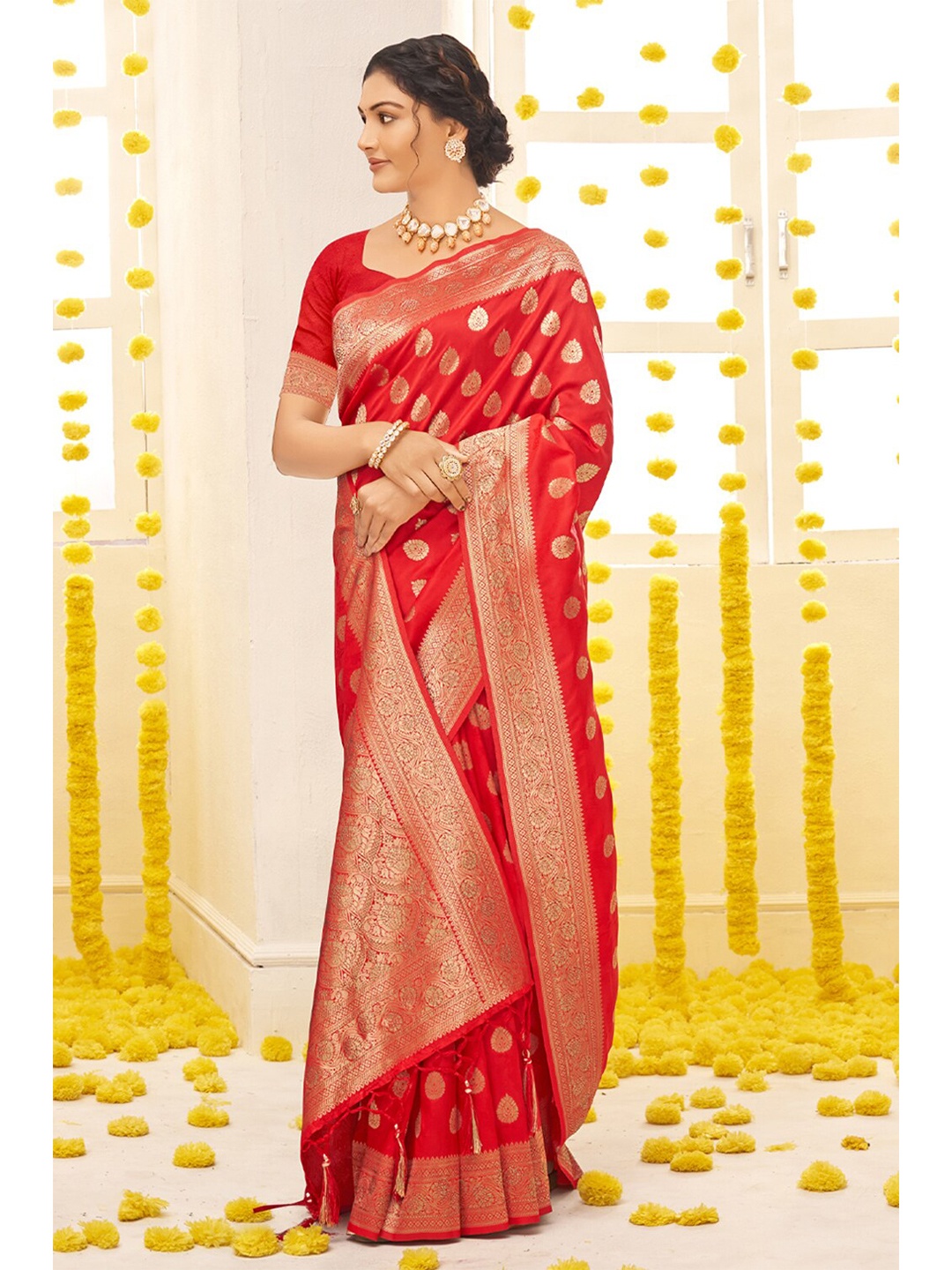 

SANGAM PRINTS Woven Design Zari Silk Blend Saree, Red