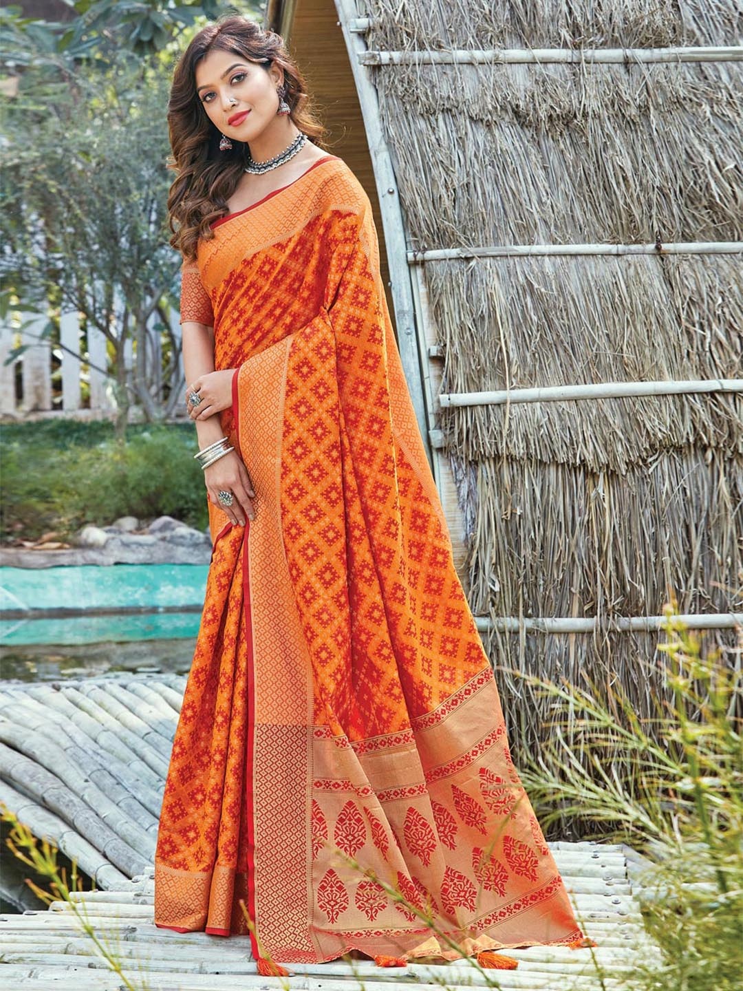 

SANGAM PRINTS Woven Design Silk Blend Saree, Orange