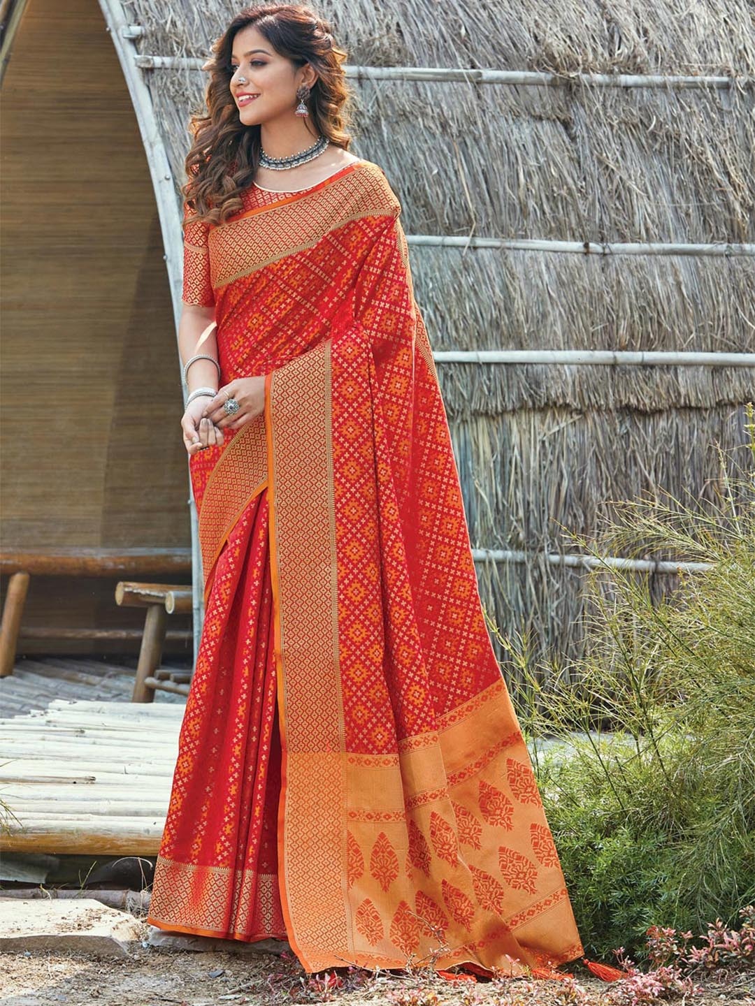 

SANGAM PRINTS Woven Design Zari Silk Blend Saree, Red