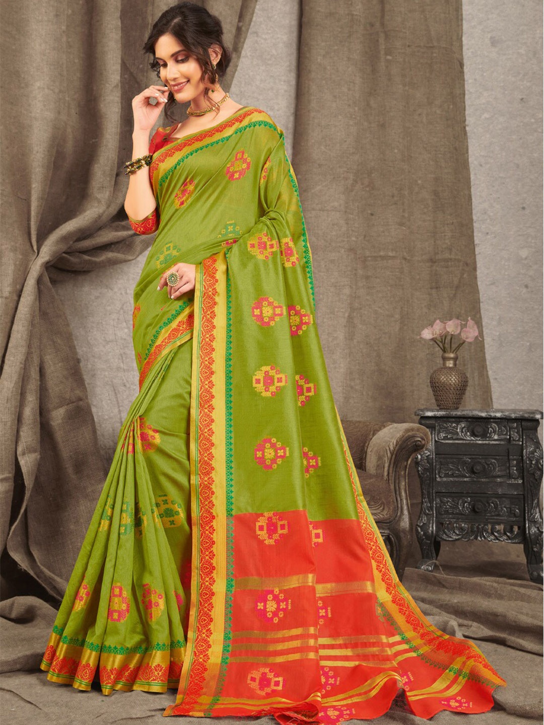 

SANGAM PRINTS Woven Design Zari Saree, Green