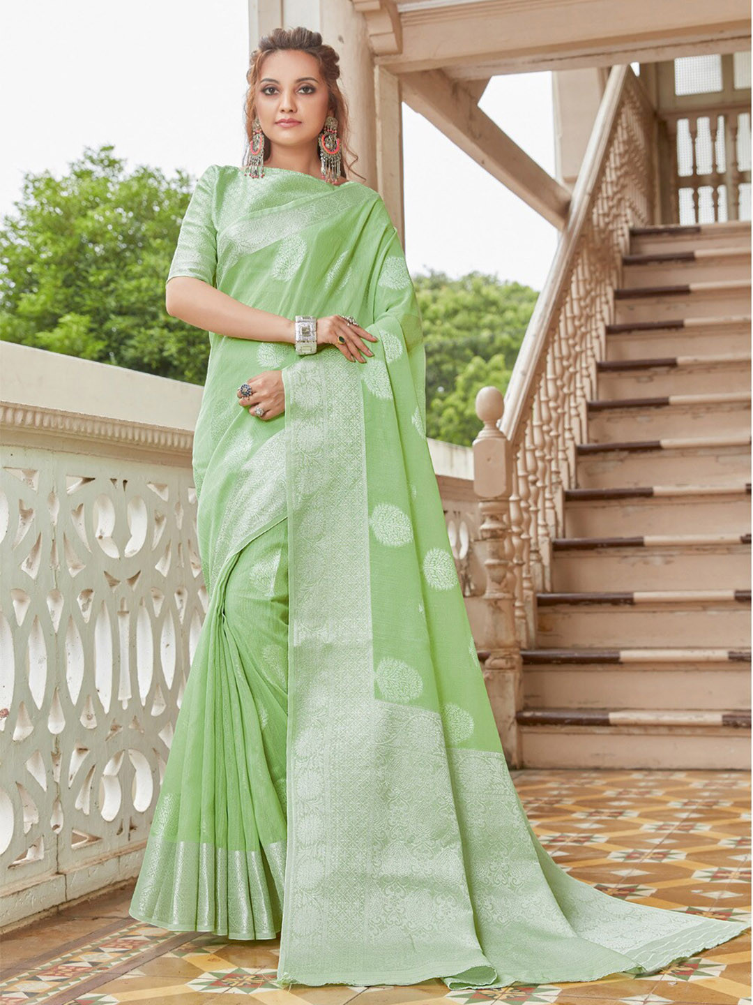 

SANGAM PRINTS Woven Design Zari Linen Blend Saree, Green