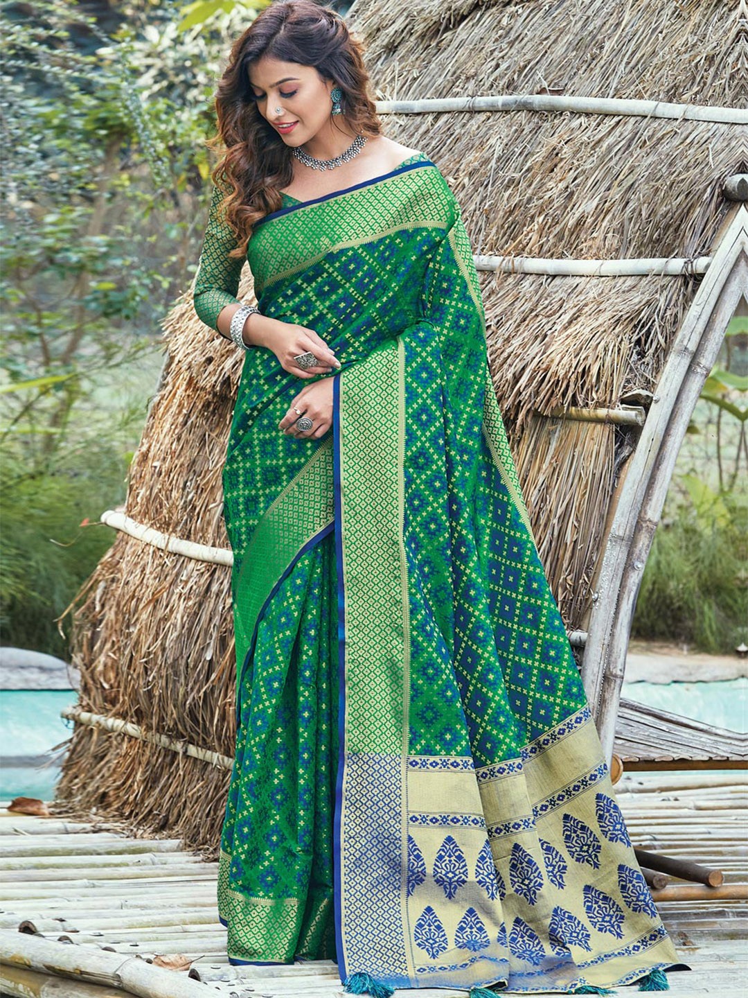 

SANGAM PRINTS Woven Design Zari Silk Blend Saree, Green