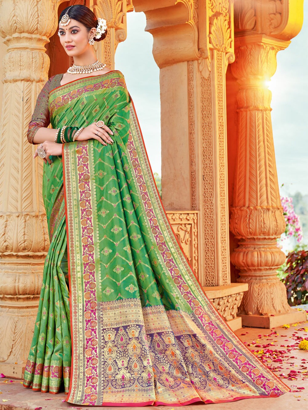 

SANGAM PRINTS Woven Design Zari Silk Blend Saree, Green
