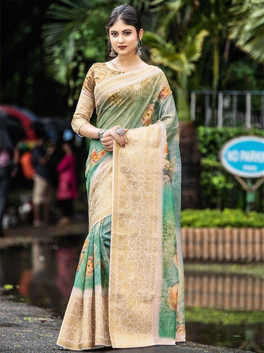 

SANGAM PRINTS Floral Printed Zari Saree, Sea green