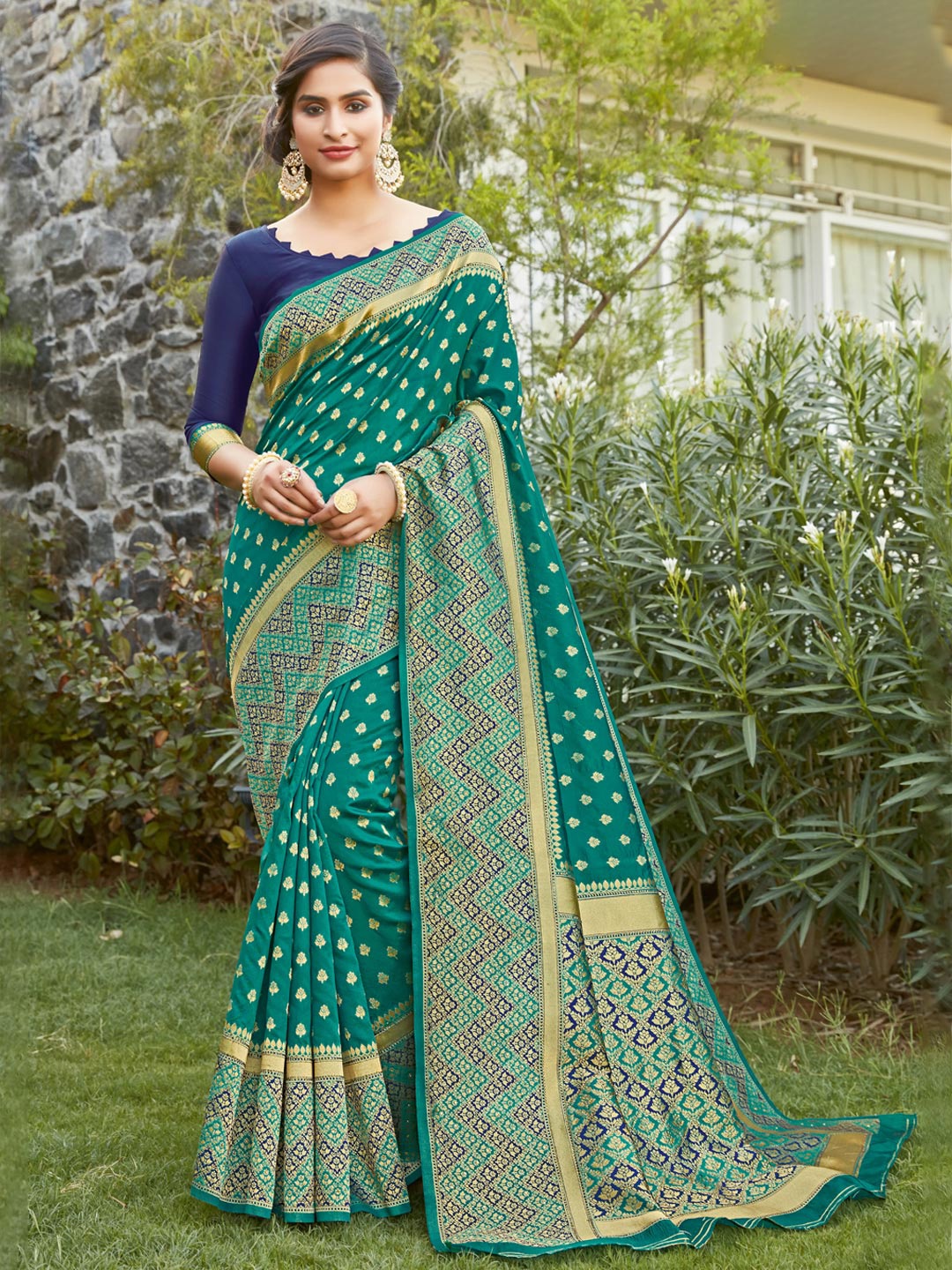 

SANGAM PRINTS Floral Zari Silk Blend Saree, Green