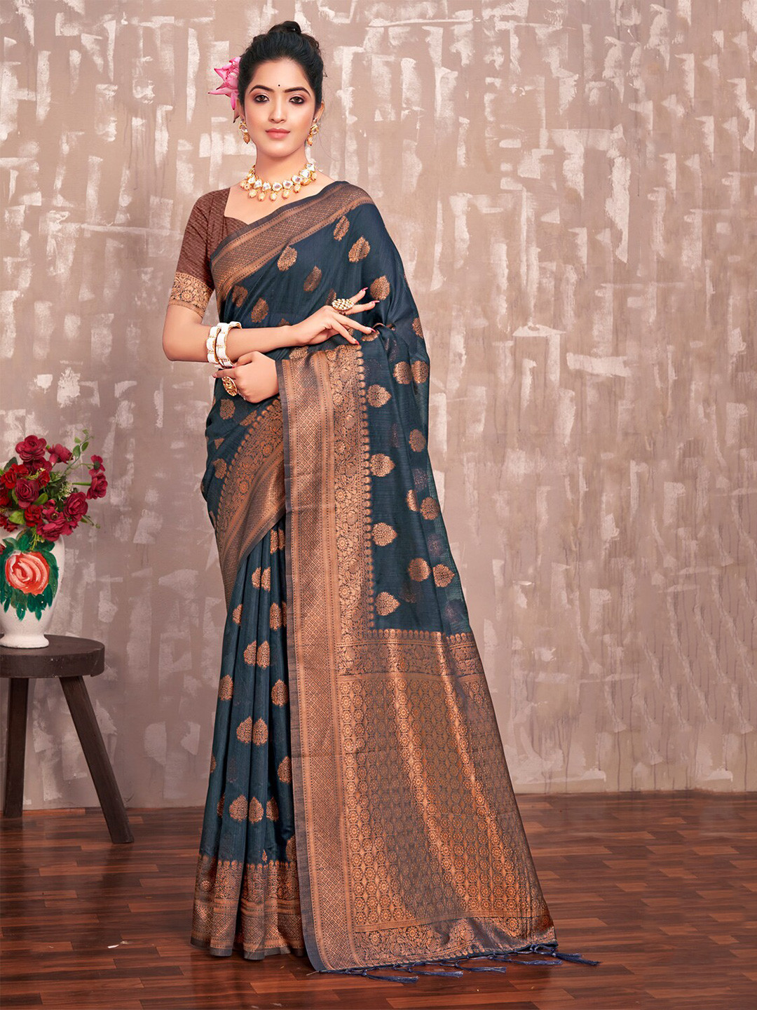 

SANGAM PRINTS Ethnic Motifs Zari Silk Blend Saree, Grey