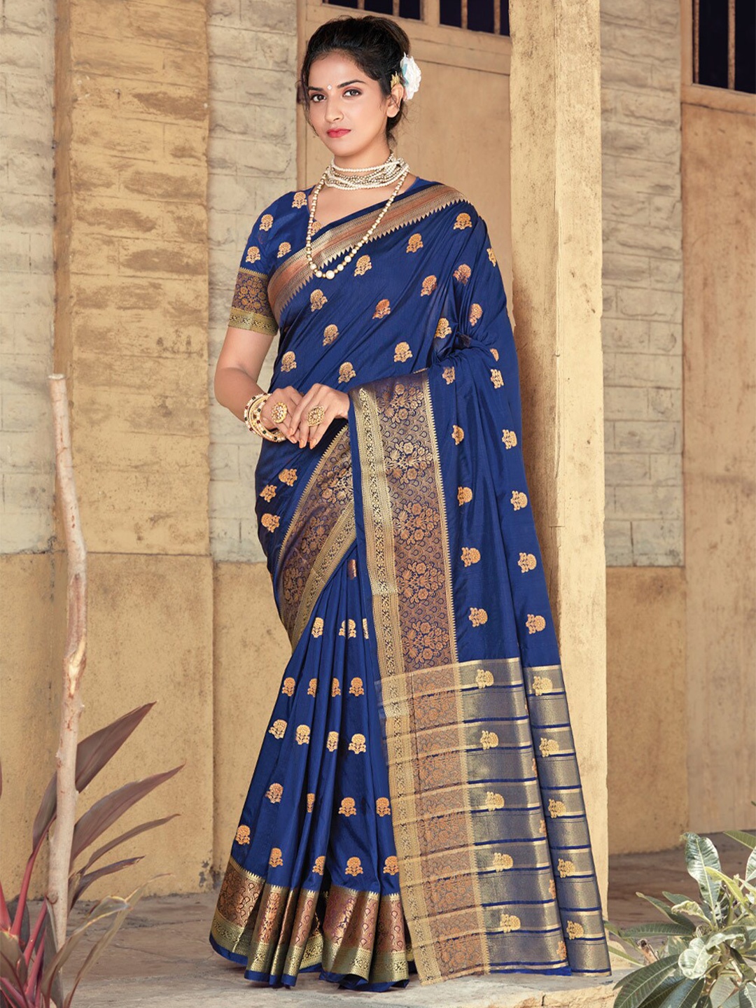 

SANGAM PRINTS Floral Zari Silk Blend Saree, Navy blue