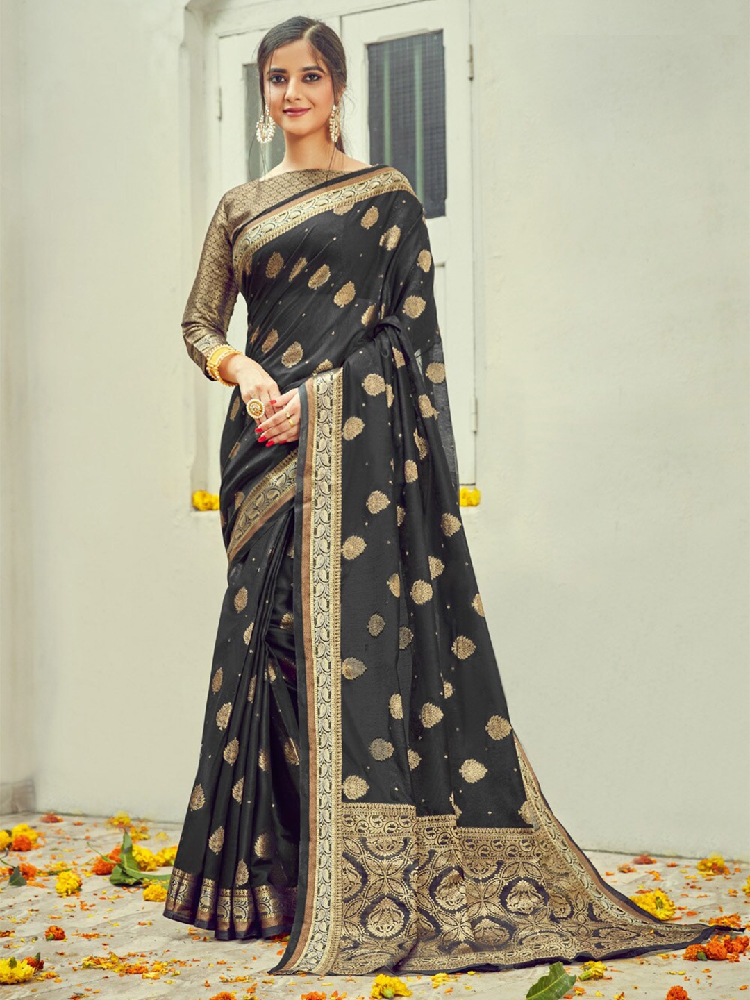 

SANGAM PRINTS Floral Zari Saree, Black