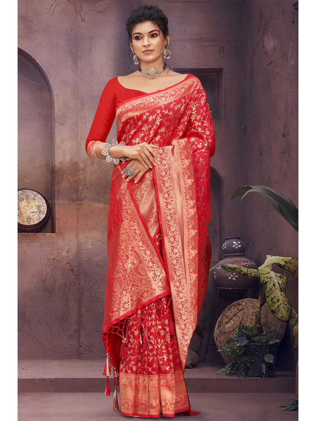 

SANGAM PRINTS Ethnic Motifs Zari Silk Blend Saree, Red