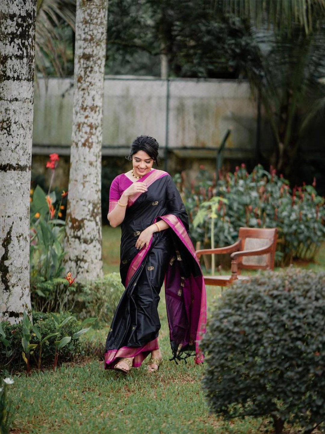 

TIEXA Ethnic Motifs Zari Pure Silk Banarasi Saree, Black