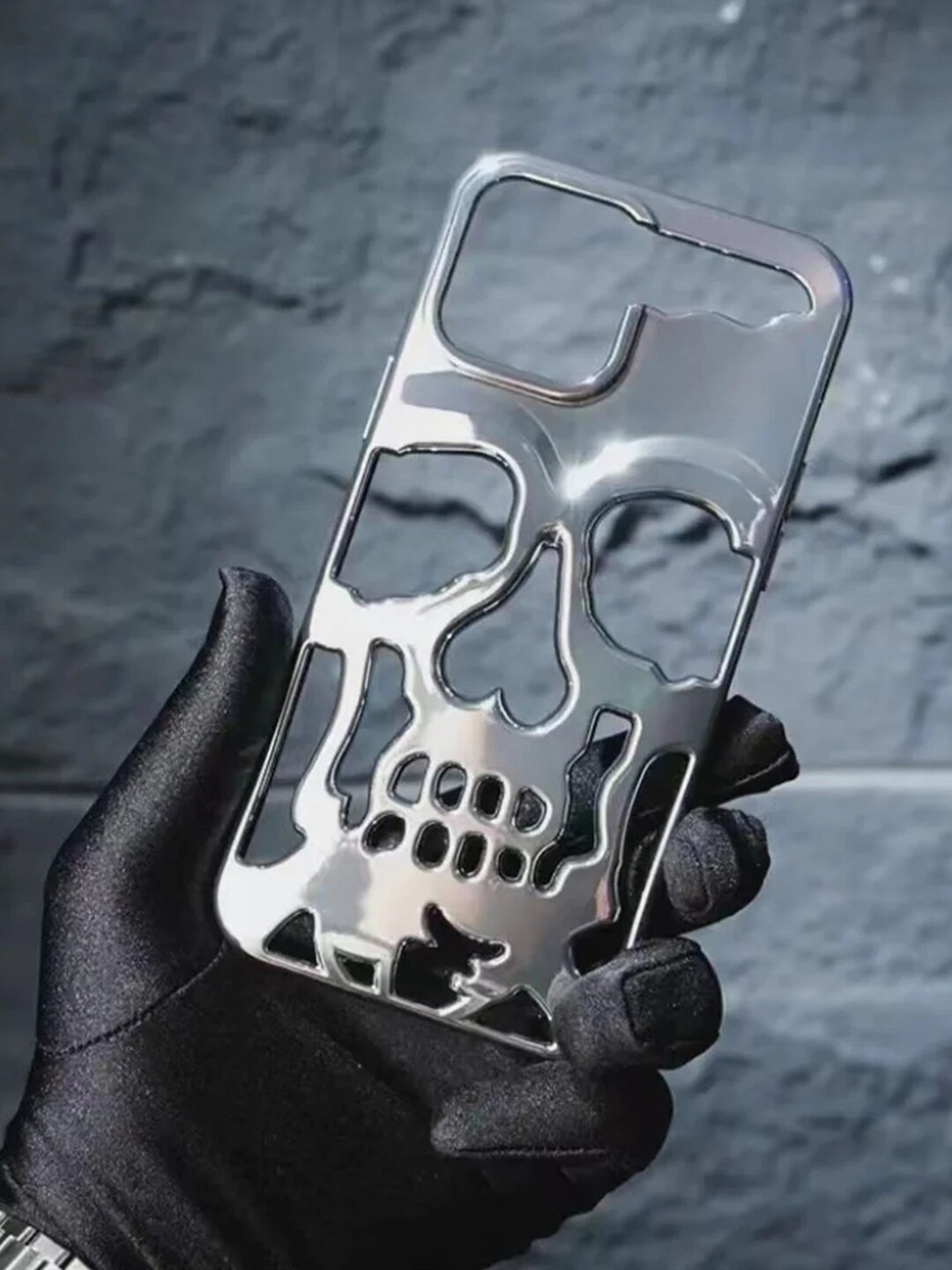 

TREEMODA 3D Electroplated Skull iPhone 14 Back Case, Silver