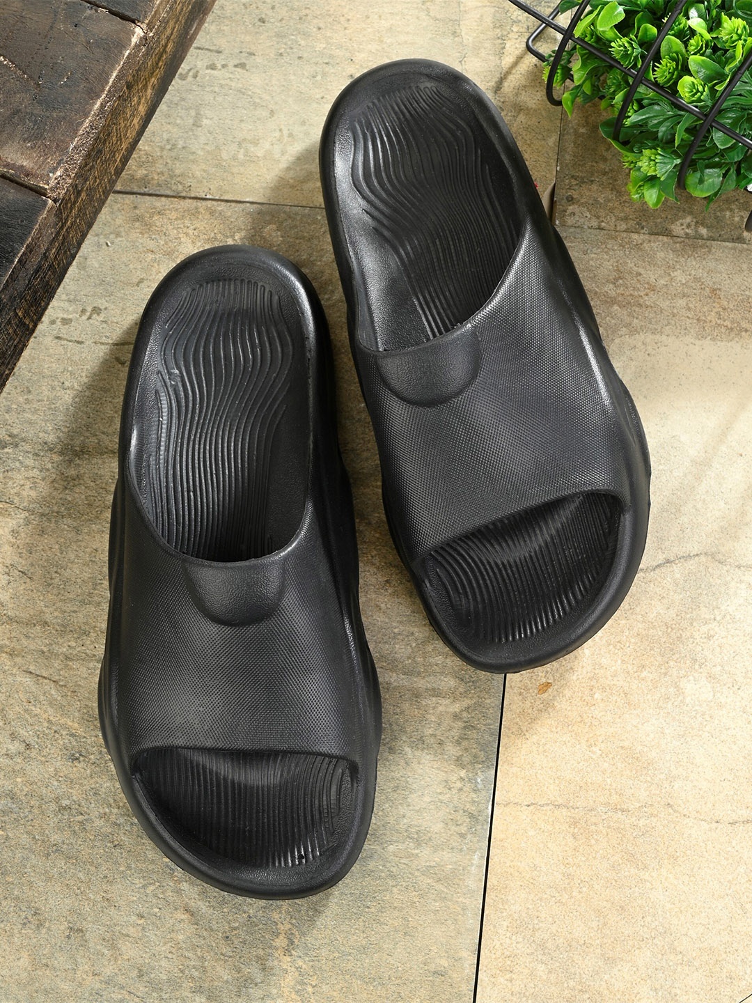 

AfroJack Men Solid Croslite Sliders, Black