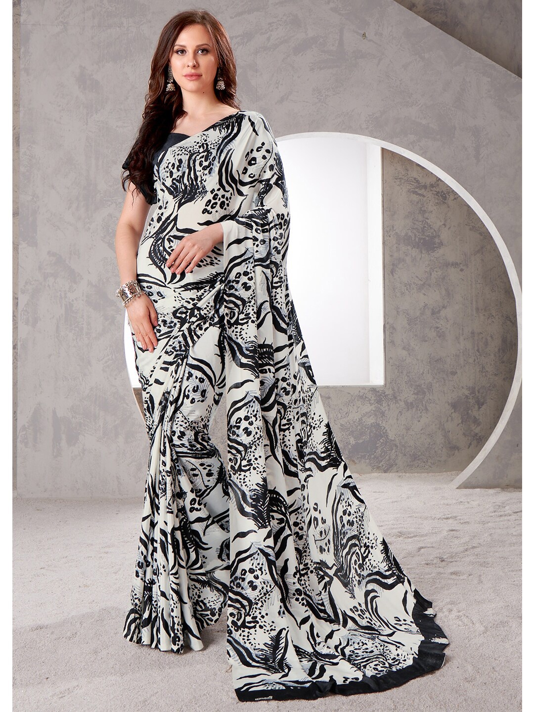 

Kasak Abstract Printed Saree, White