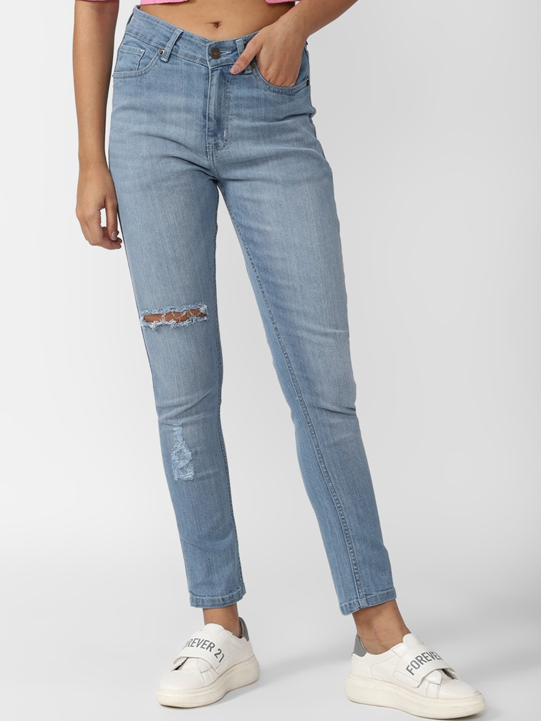 

FOREVER 21 Women Mid Rise Mildly Distressed Light Fade Jeans, Blue