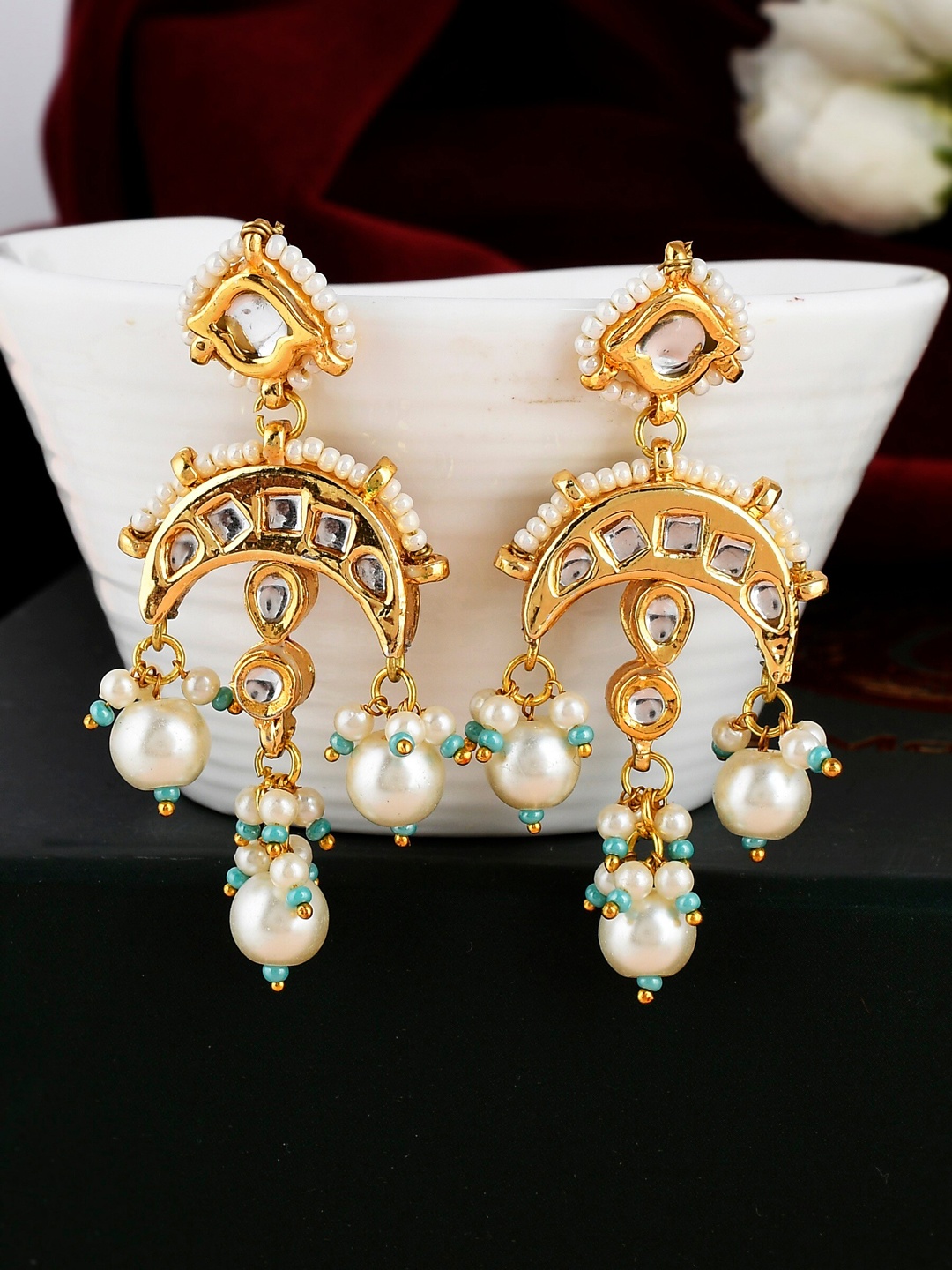 

DASTOOR Gold-Plated Kundan Studded Jhumkas Earrings