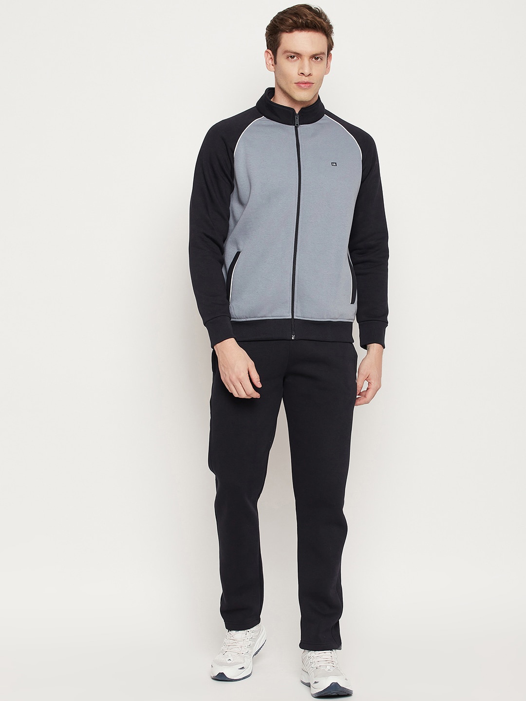 

Okane Men Colourblocked Tracksuit, Navy blue