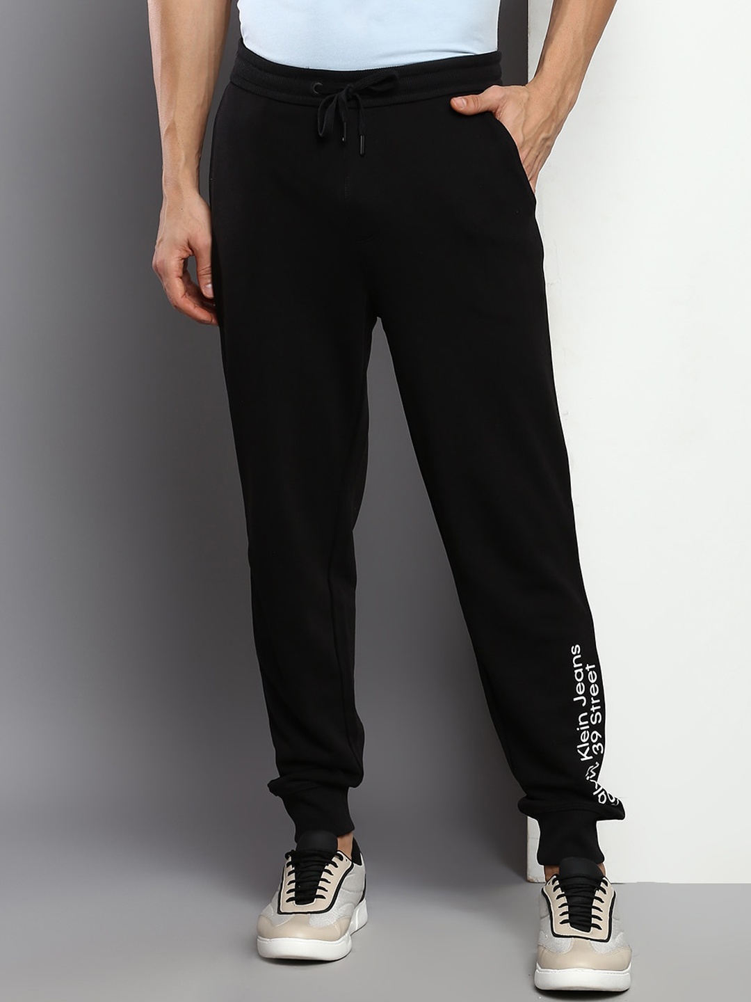 

Calvin Klein Jeans Men Mid-Rise Joggers, Black