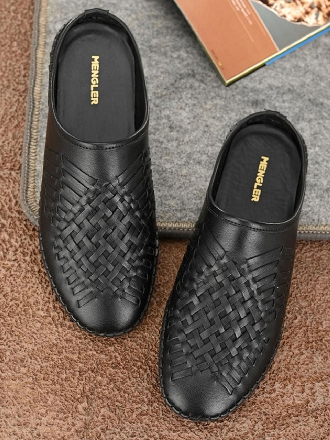 

MENGLER Men Textured Mules, Black