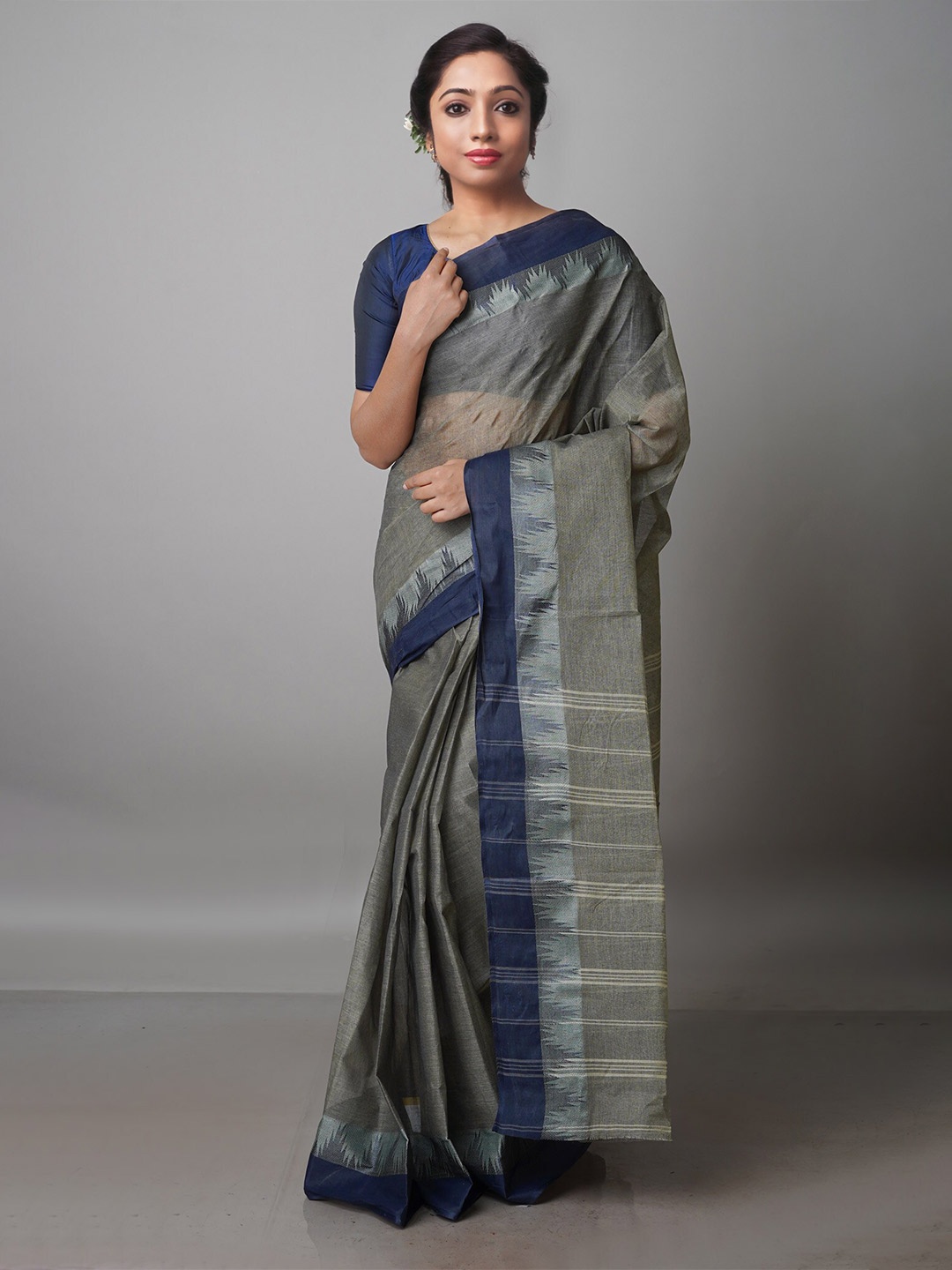 

Unnati Silks Handloom Woven Design Pure Cotton Taant Saree, Grey