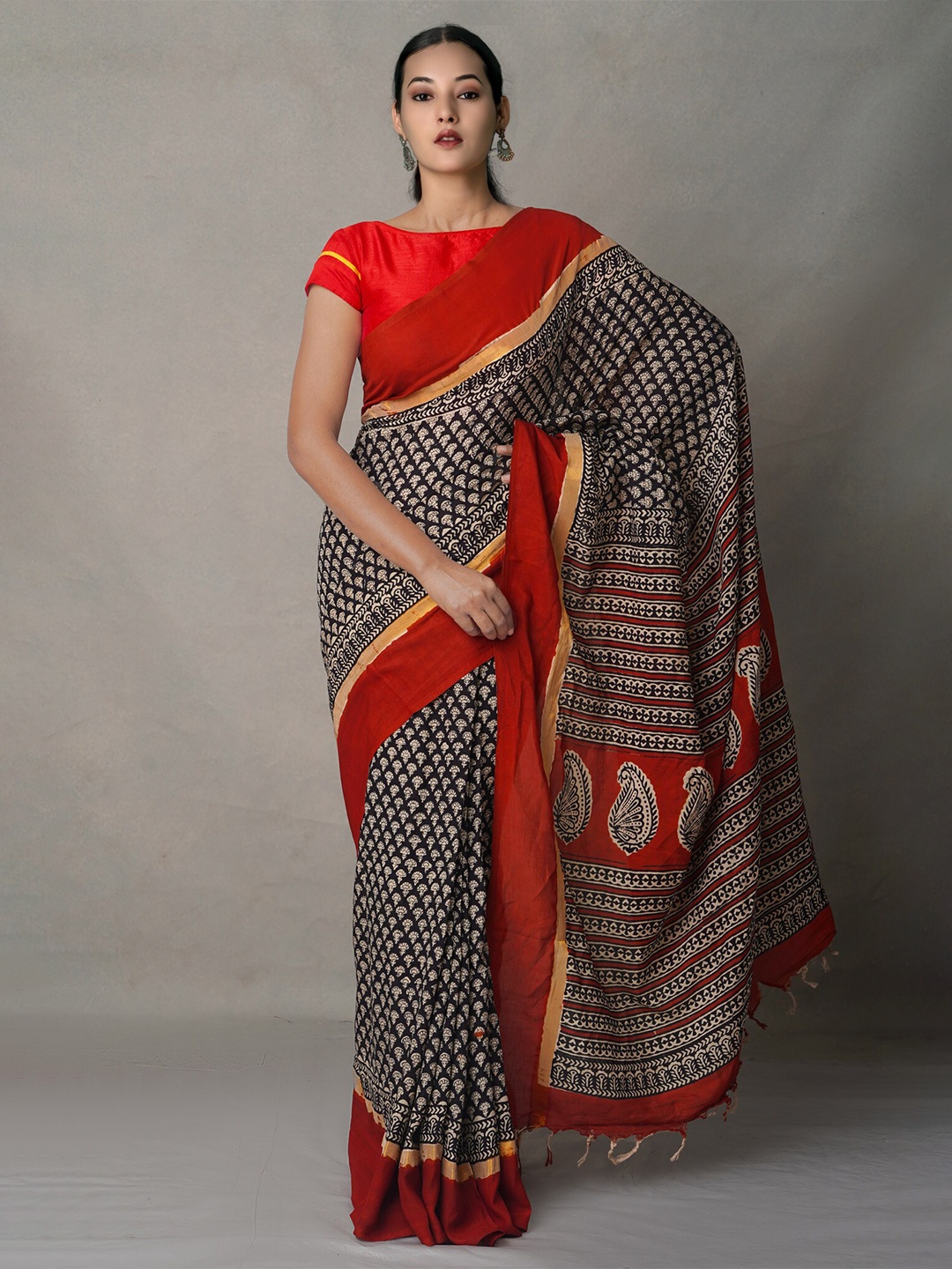 

Unnati Silks Ethnic Motifs Zari Silk Blend Bagru Saree, Black