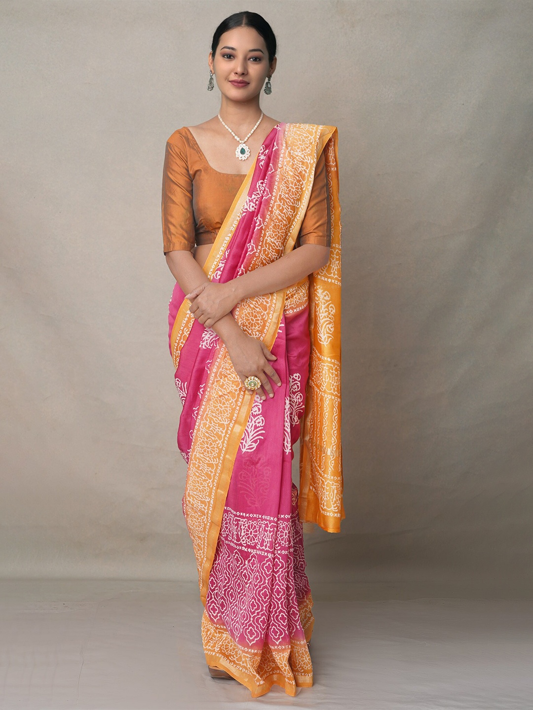 

Unnati Silks Ethnic Motifs Zari Silk Blend Baluchari Saree, Pink