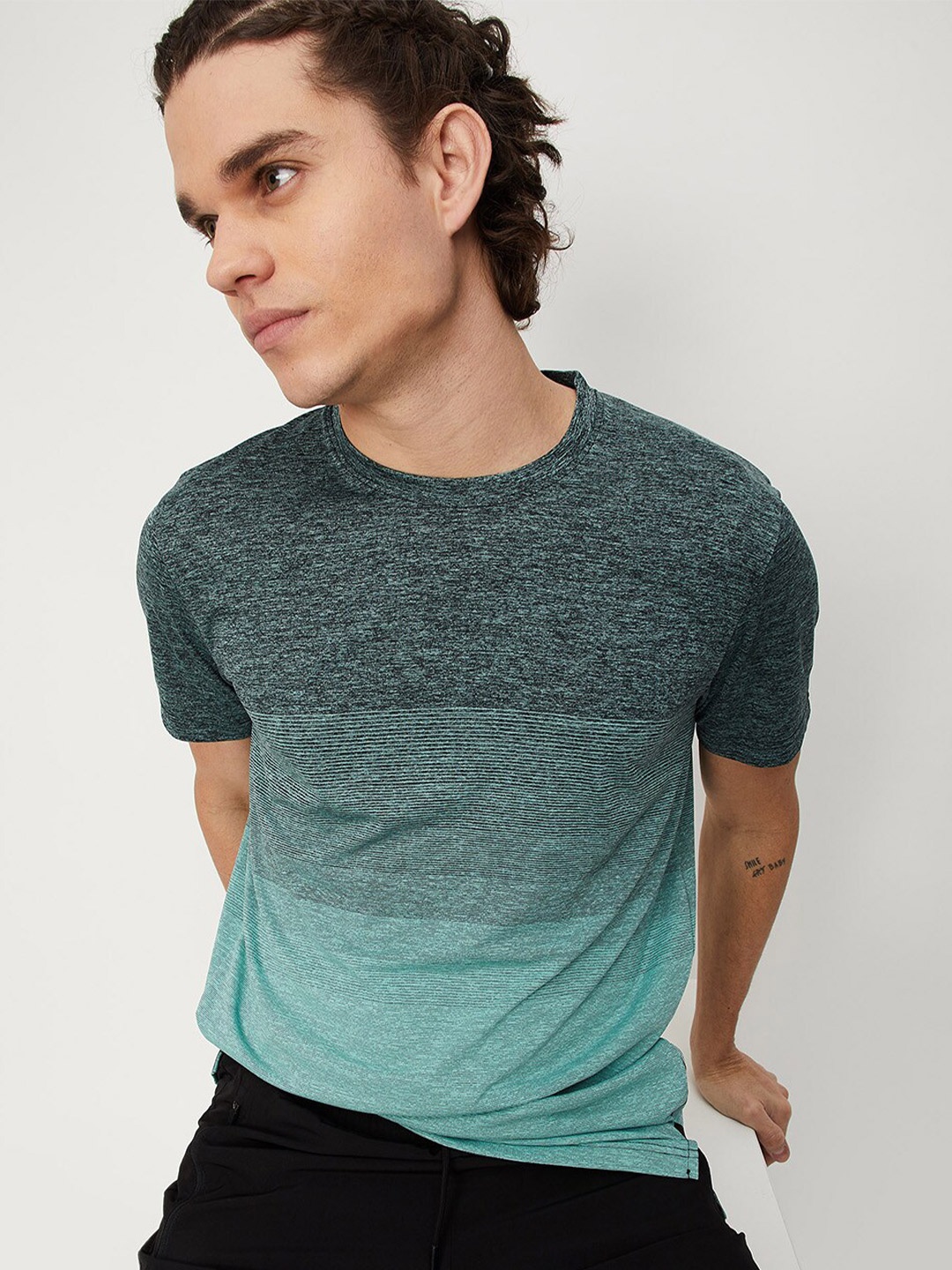 

max Men Colourblocked Short Sleeves T-shirt, Blue