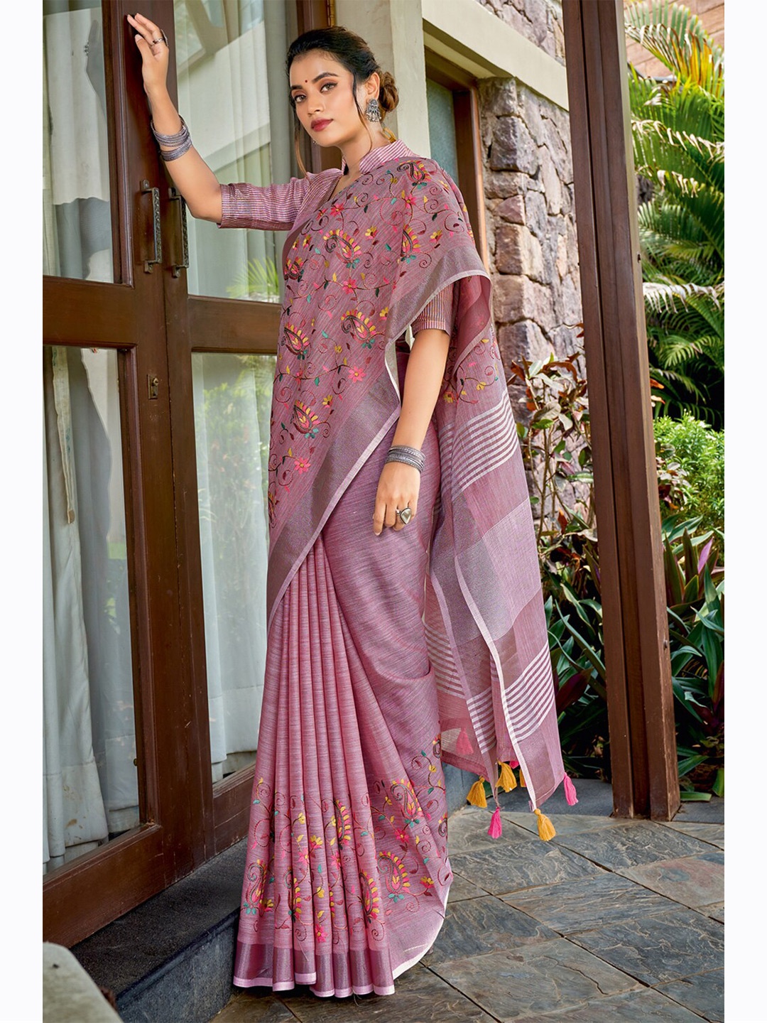 

SANGAM PRINTS Floral Zari Linen Blend Saree, Purple