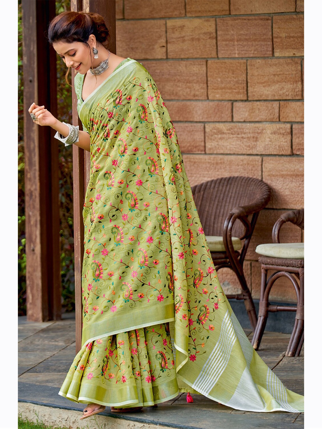 

SANGAM PRINTS Green & Pink Floral Zari Linen Blend Saree