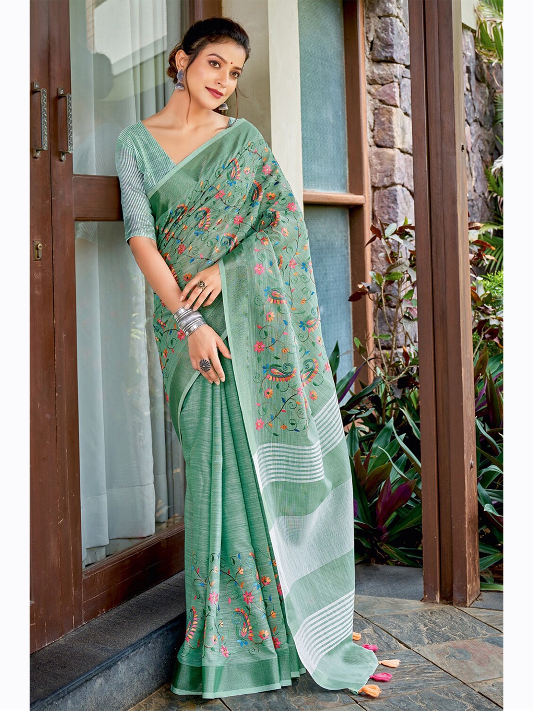 

SANGAM PRINTS Floral Zari Linen Blend Saree, Sea green