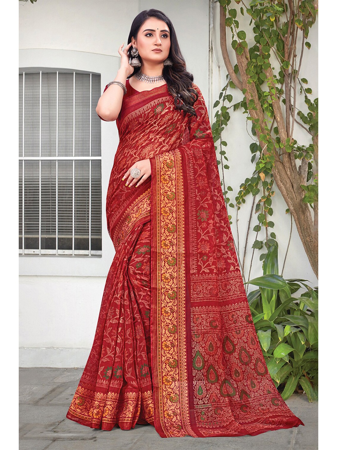 

SANGAM PRINTS Floral Printed Zari Saree, Red