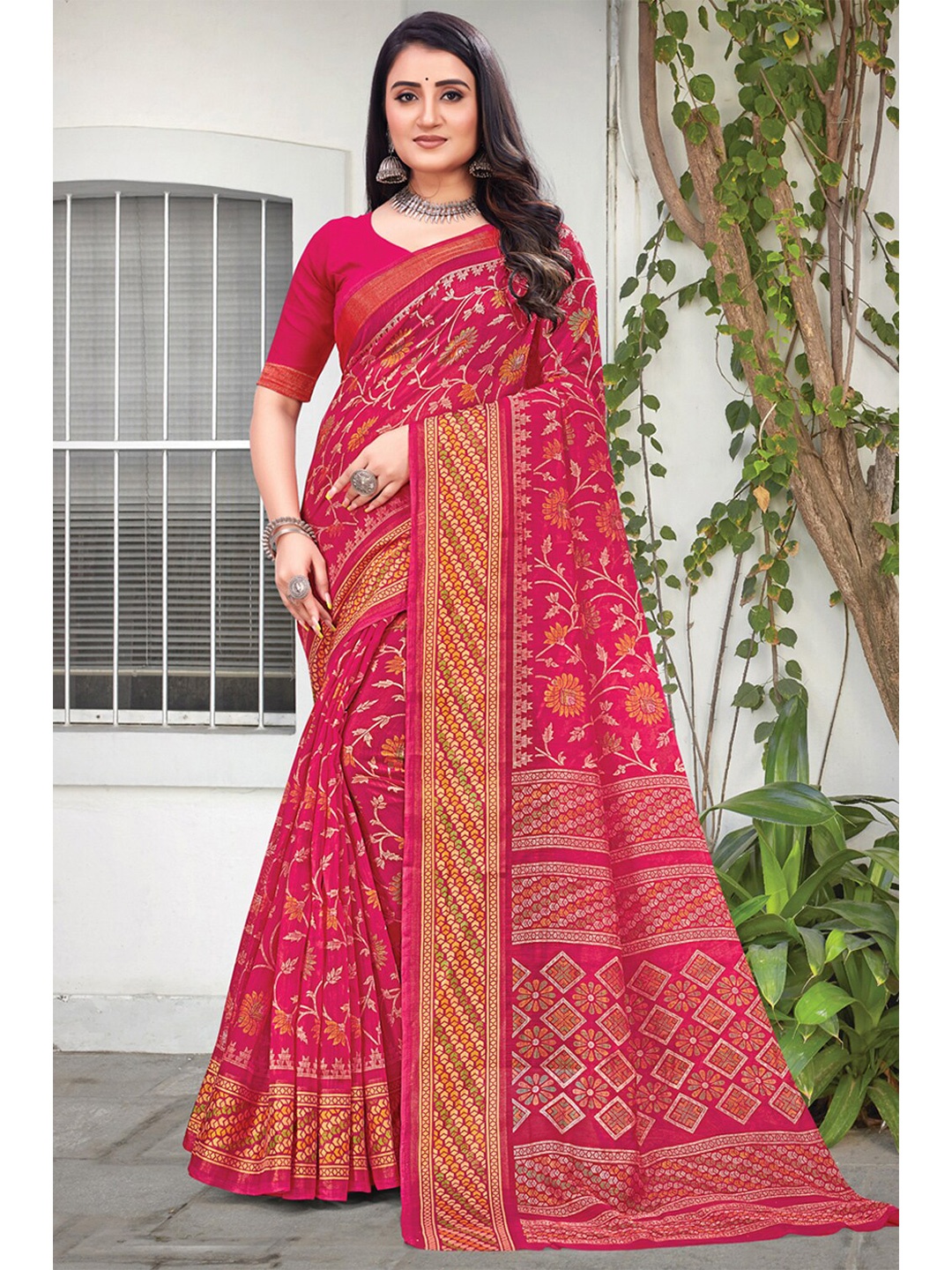 

SANGAM PRINTS Floral Printed Zari Saree, Pink