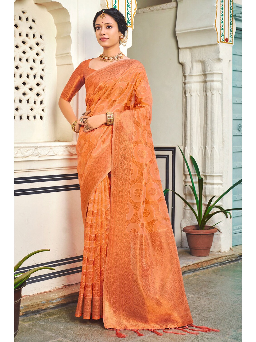 

SANGAM PRINTS Woven Design Zari Organza Saree, Peach