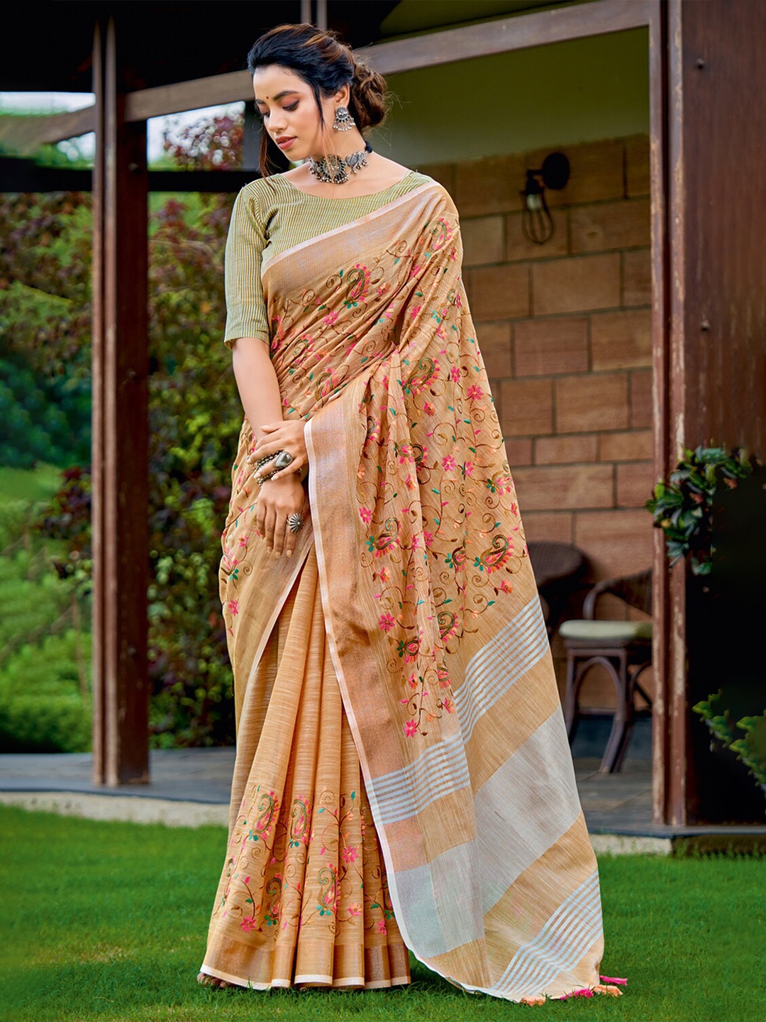 

SANGAM PRINTS Floral Embroidered Zari Saree, Peach